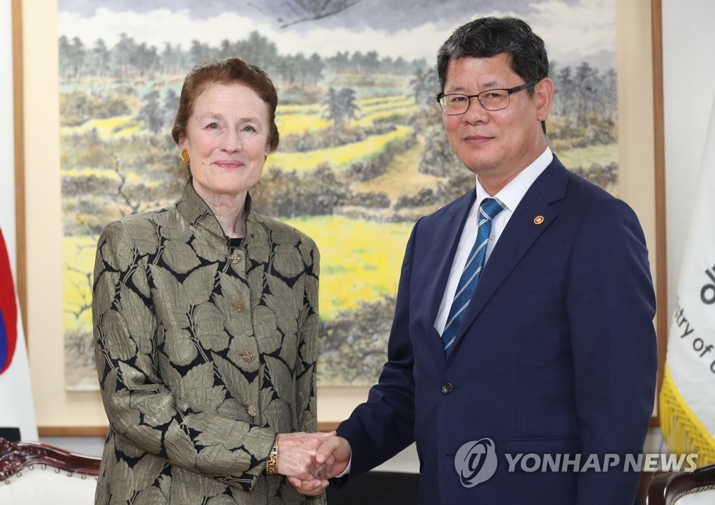 Unification minister meets UNICEF chief Unification minister meets UNICEF chief