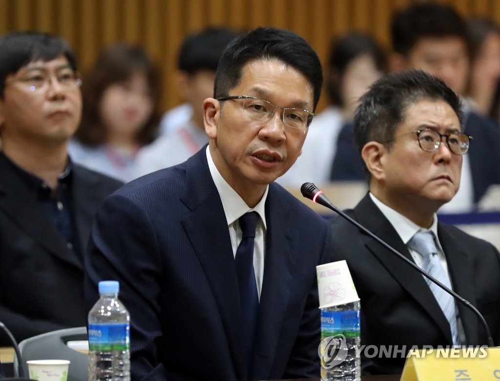 답변하는 최창원 전 SK케미칼 대표이사