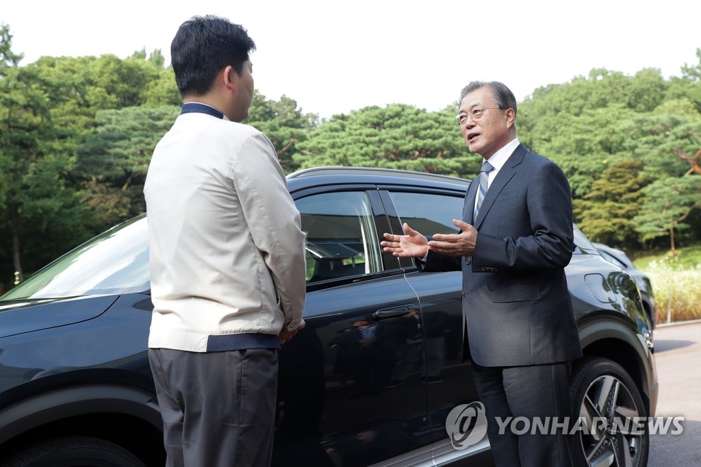 수소차 설명 듣는 문 대통령
