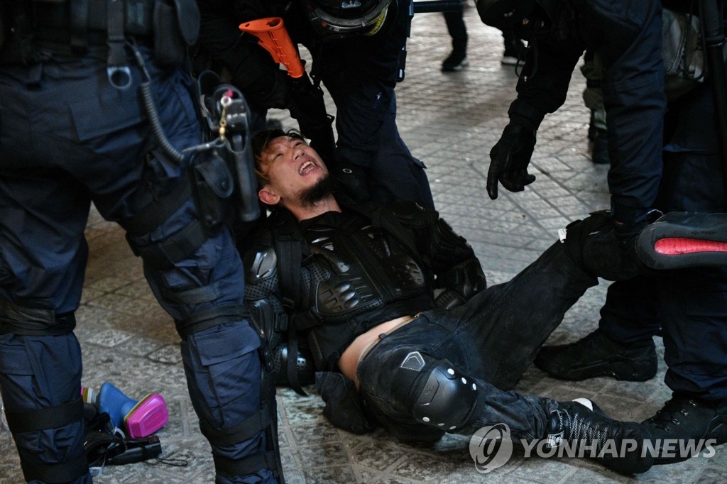 경찰에 체포되는 홍콩 송환법 반대 시위자