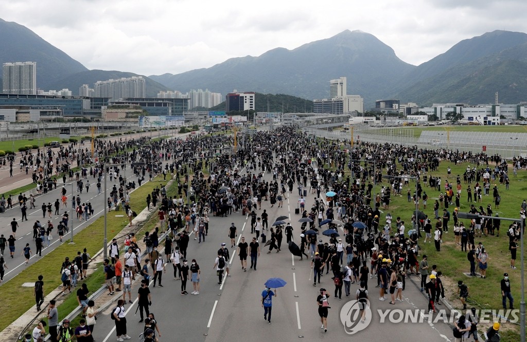 시위대에 점거된 홍콩국제공항행 도로