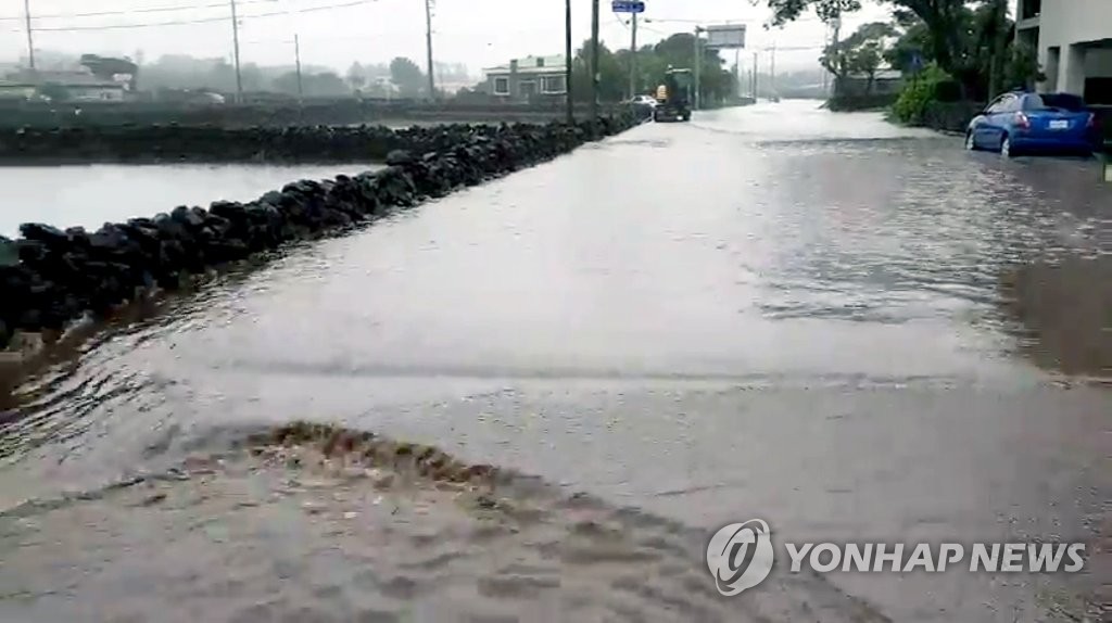'가을장마' 침수된 제주 도로