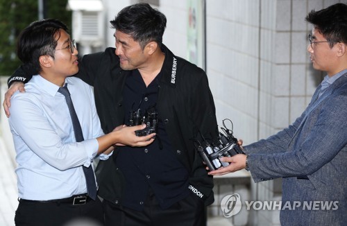 기자와 인사 나누는 최민수