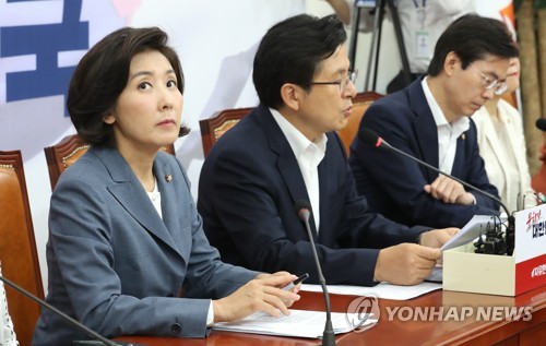나경원 원내대표 '잠시생각'