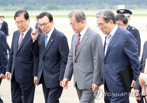 문 대통령, 동남아 순방 후 귀국