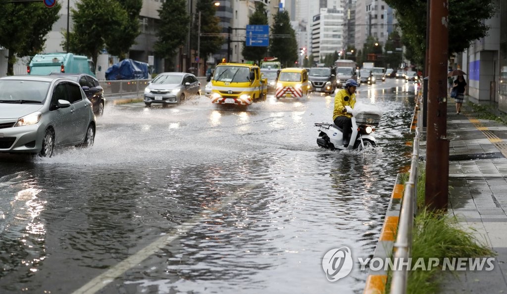 태풍 파사이 일본 수도권 강타…물에 잠긴 도로