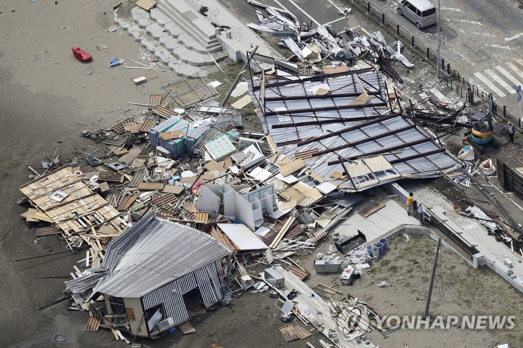 지난달 태풍 '파사이'로 파괴된 도쿄 해변 주택