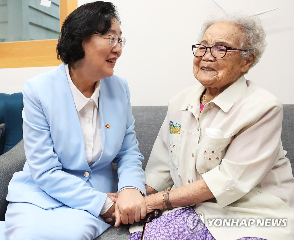 慰安婦被害者の手を取る新女性相 慰安婦被害者の手を取る新女性相