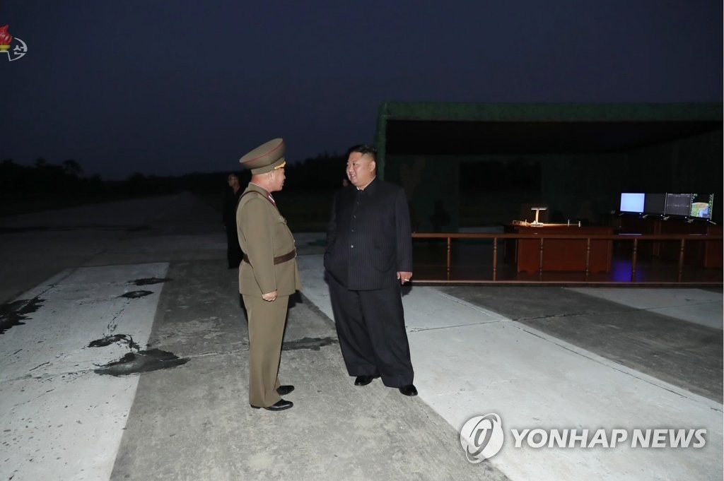 북한, 다시 초대형 방사포 시험사격…김정은 지도