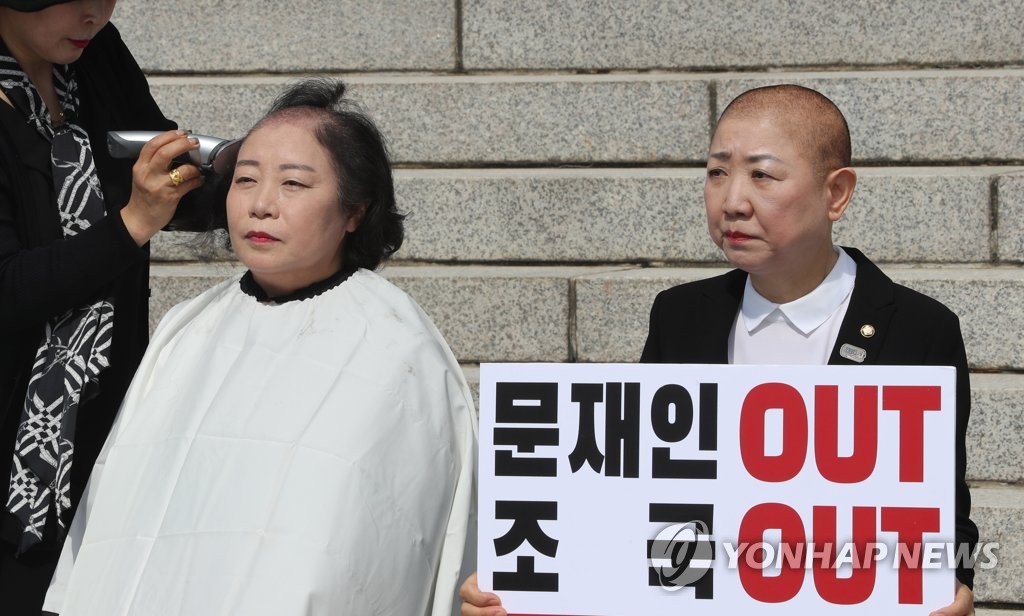 삭발하는 김숙향 당협위원장