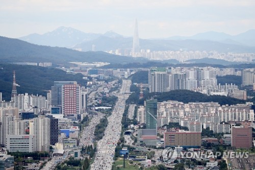 서행하는 귀성길 차량