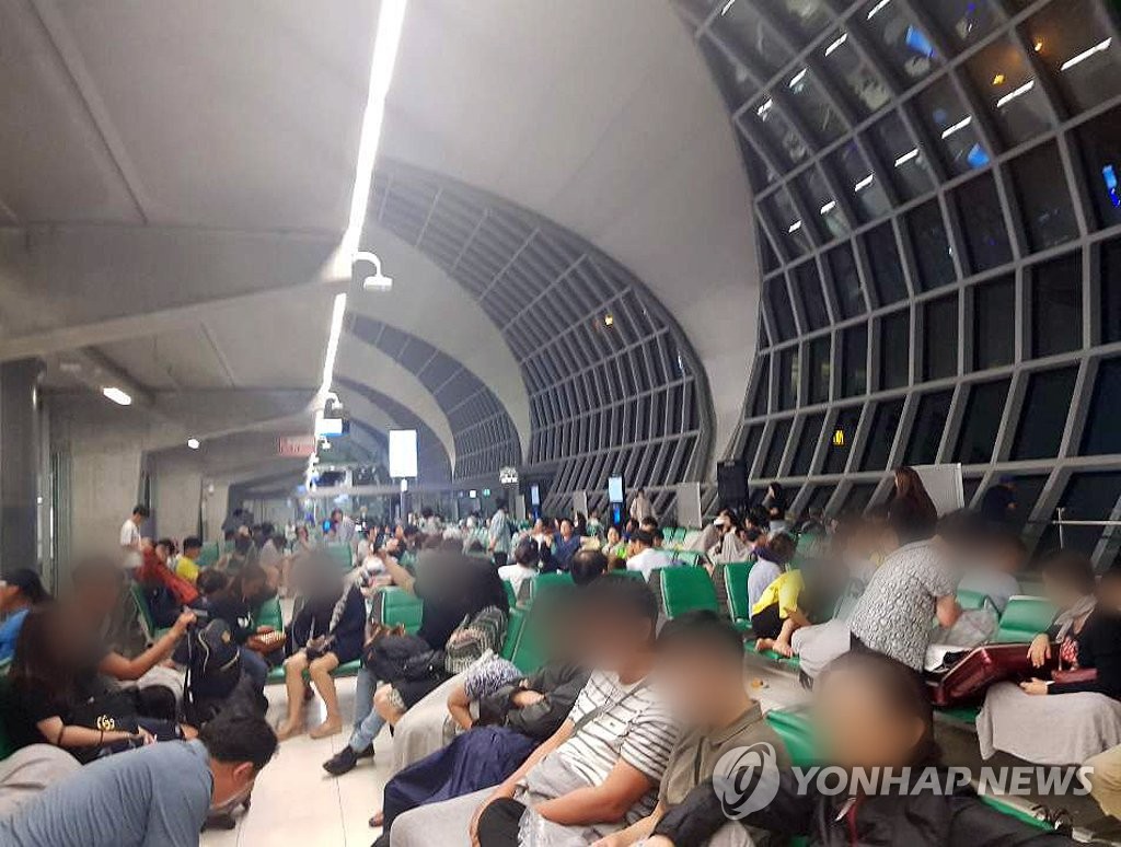 Asiana passengers stuck in Bangkok Asiana passengers stuck in Bangkok