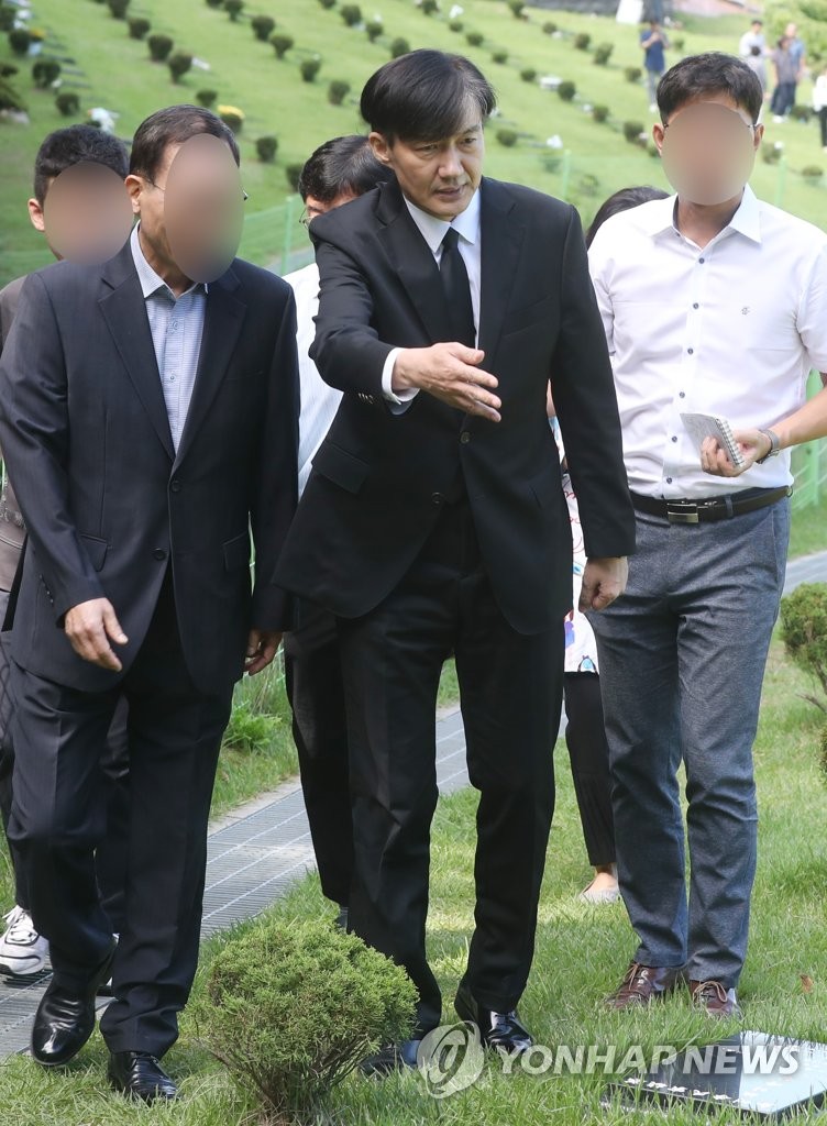 고 김홍영 검사 묘소 방문한 조국 장관