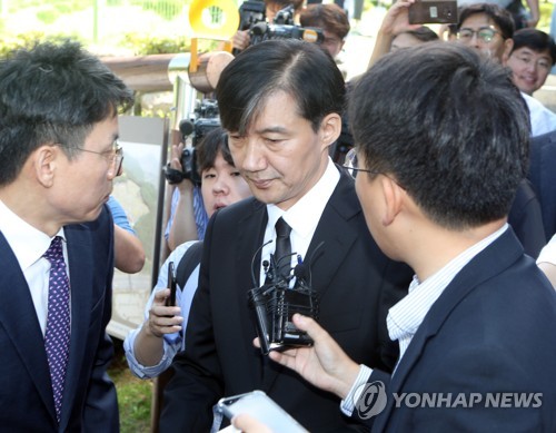 김홍영 전 검사 묘소 참배한 뒤 차에 오르는 조국 장관