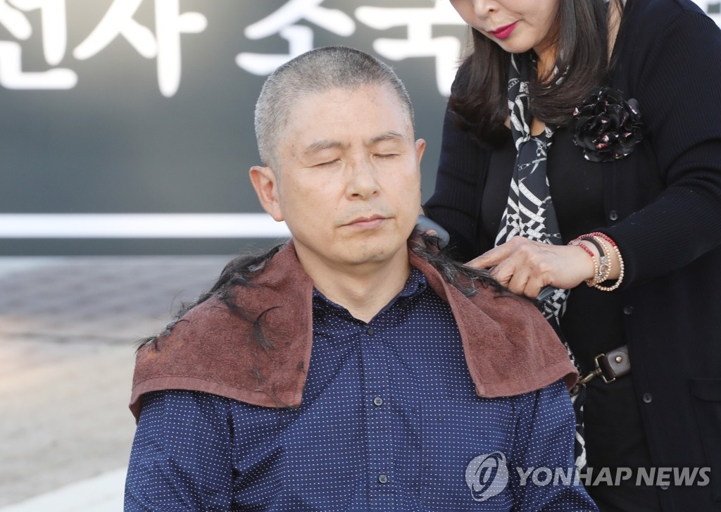 '조국 파면 촉구' 삭발하는 황교안 대표