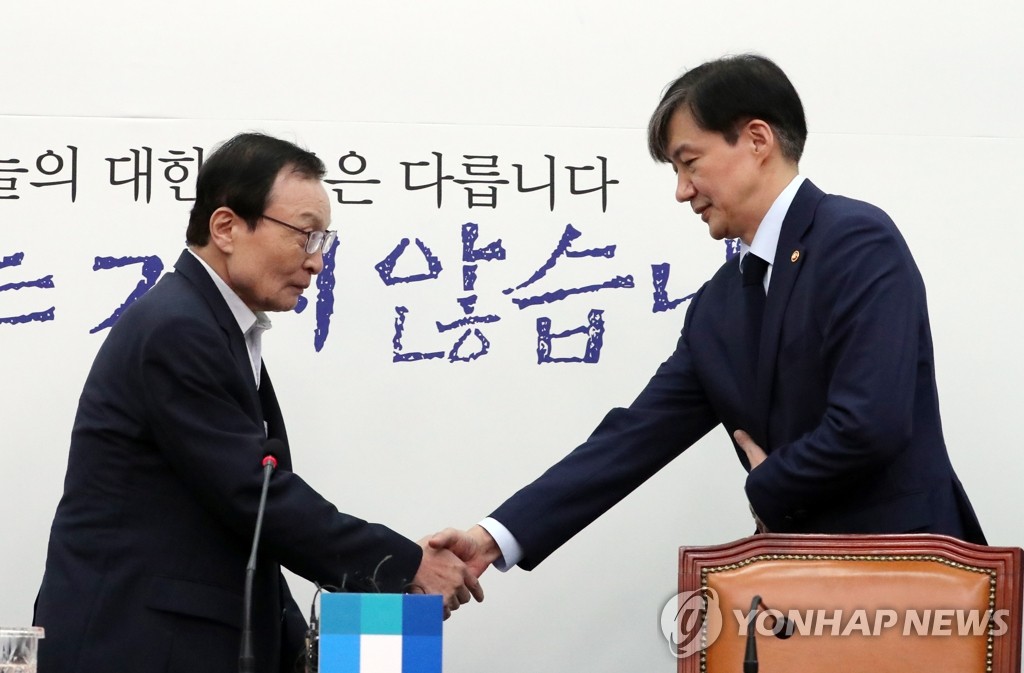 악수하는 이해찬 대표와 조국 법무부 장관