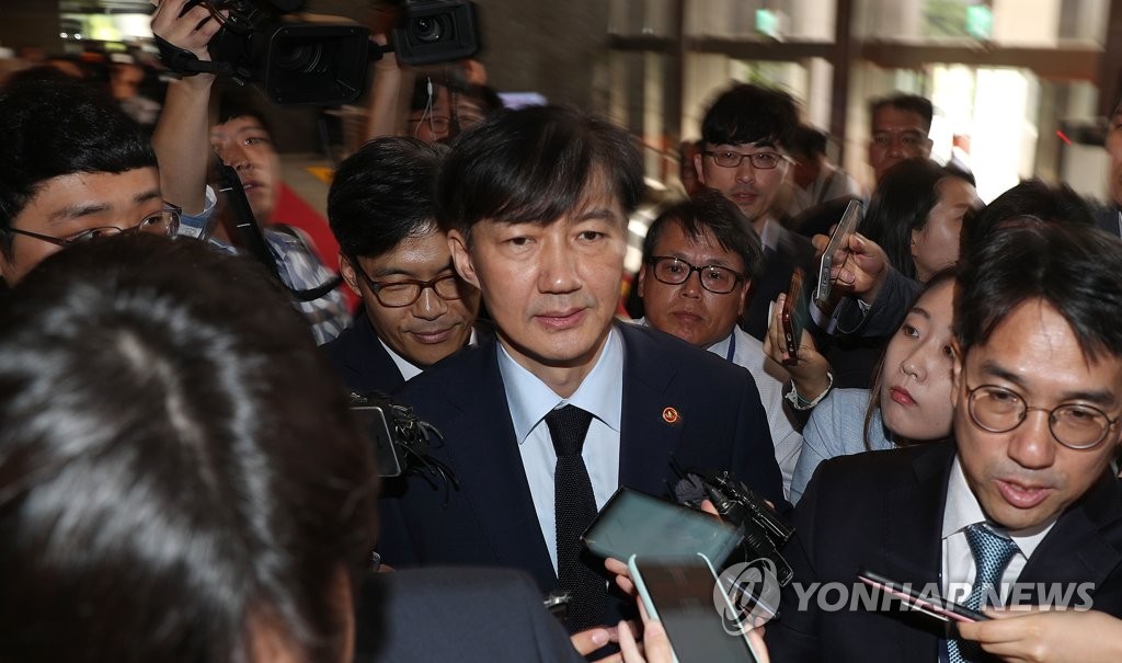 질문 받으며 국회 들어서는 조국 장관