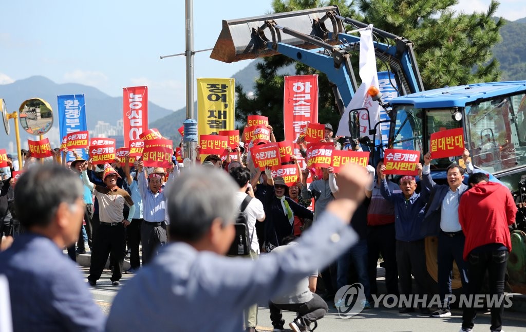 농민들 "농업용수 대책 마련하라"