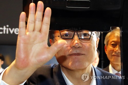 증강현실(AR) 콘텐츠 체험해보는 문 대통령