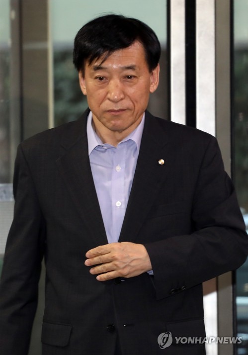 출근하는 이주열 총재