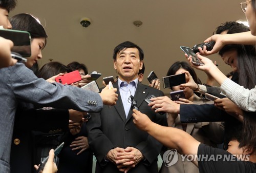 답변하는 이주열 총재