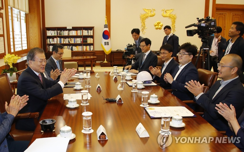 문 대통령, 200만호 특허증 및 100만호 디자인등록증 수상자들과 환담