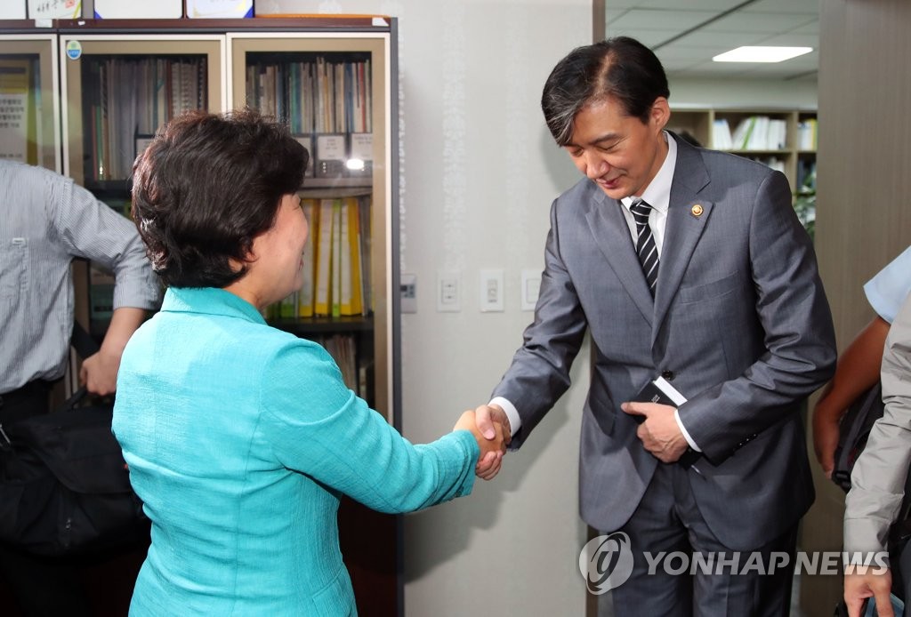 악수하는 조국 장관과 조배숙 원내대표