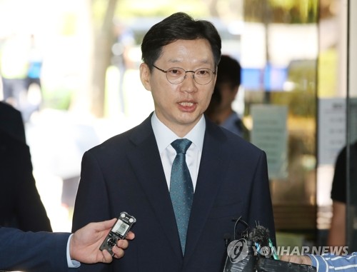 취재진 질문 답하는 김경수 경남지사