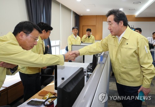 아프리카돼지열병 방역 관계자 격려하는 이 총리