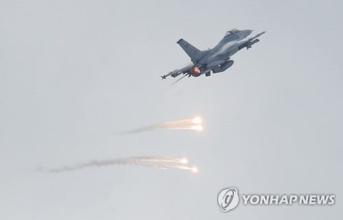 플레어 발사하는 F-16