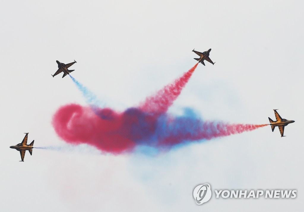 환상적인 비행 선보이는 블랙이글스