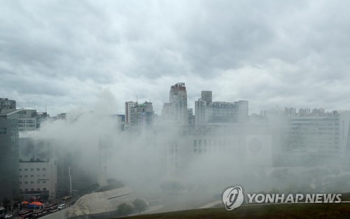 화재 연기로 뒤덮인 동대문 일대