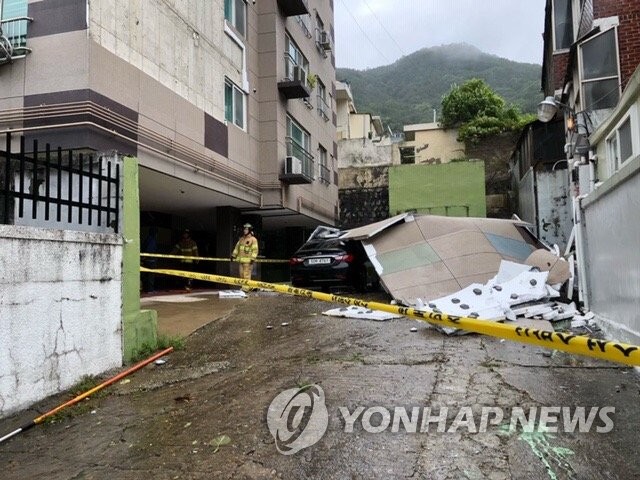 대구서 강풍에 빌라 외장재 파손