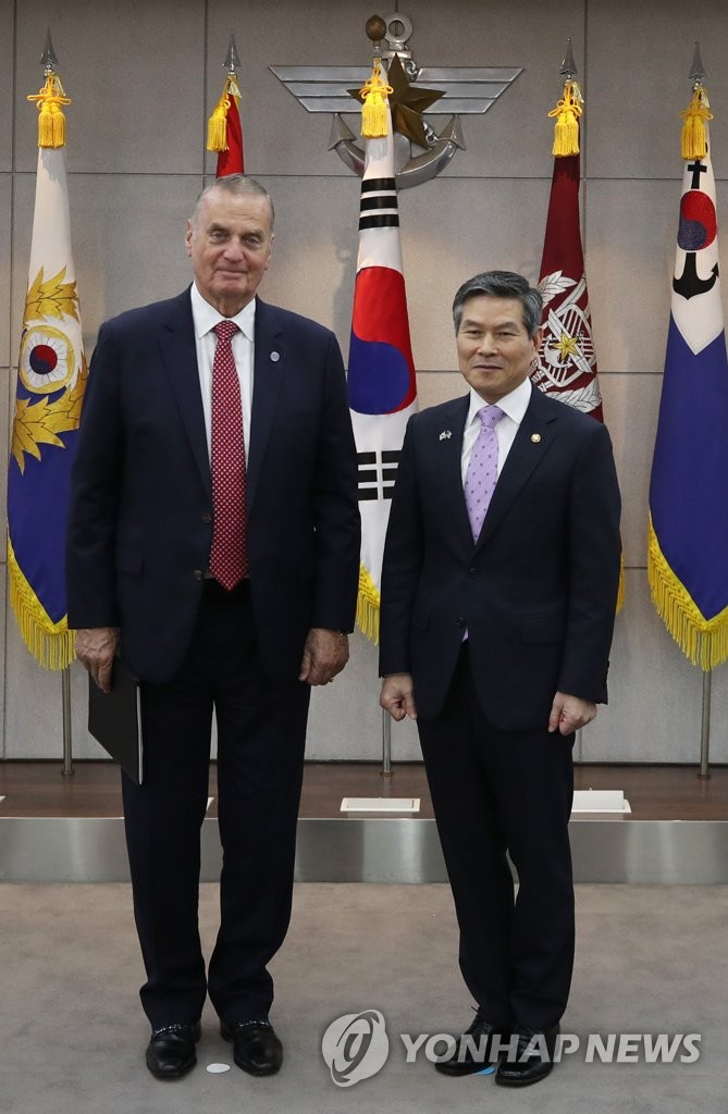 Defense chief meets with think tank head Defense chief meets with think tank head