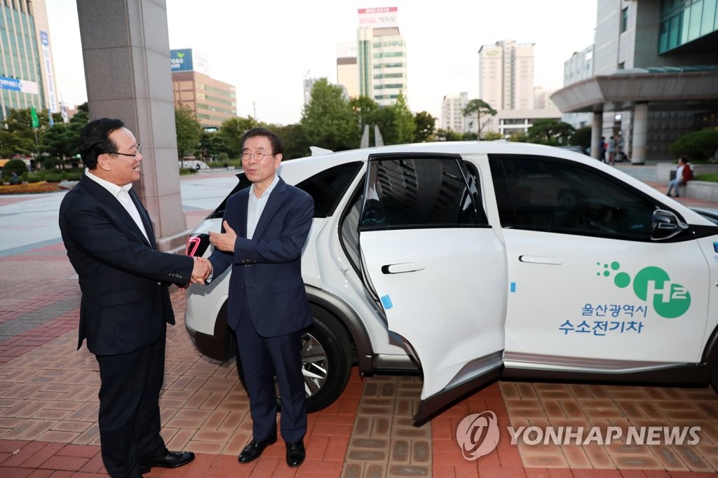 수소차 이야기 나누는 울산시장과 서울시장