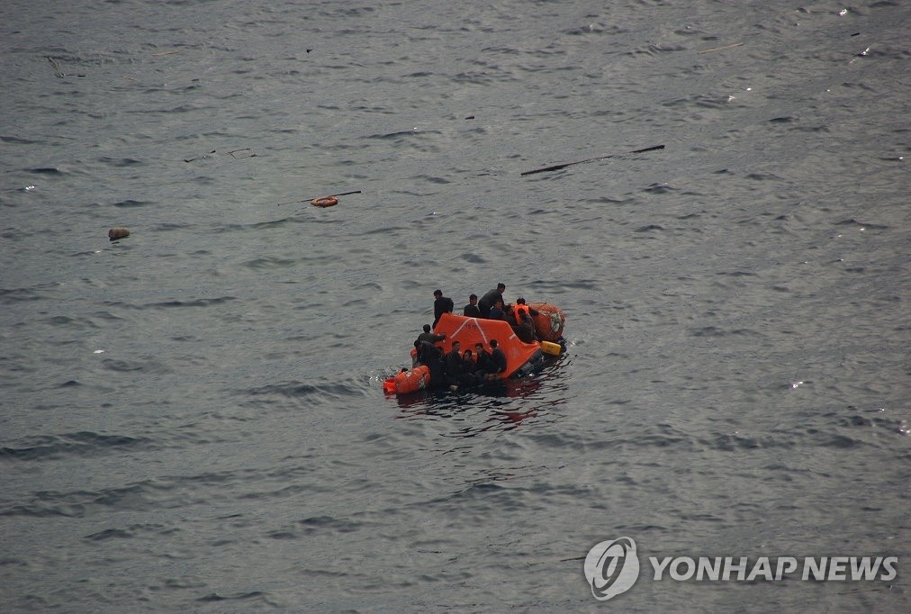 동해에서 구조된 북한 어선 선원들