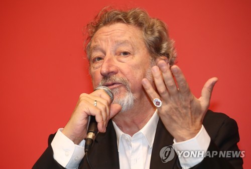 '글로리아 먼디'로 부산영화제 찾은 로베르 게디기앙
