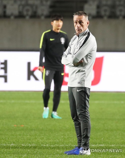 훈련 지켜보는 벤투 감독