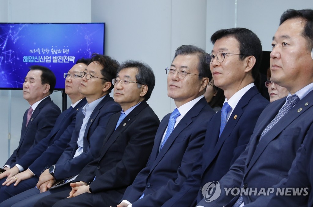 문 대통령, 해양신산업 강국 다짐 퍼포먼스 관람