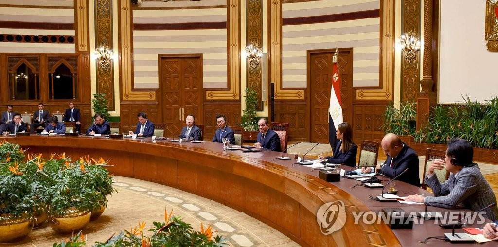 لقاء بين أعضاء الوفد الكوري والرئيس المصري عبد الفتاح السيسي لقاء بين أعضاء الوفد الكوري والرئيس المصري عبد الفتاح السيسي