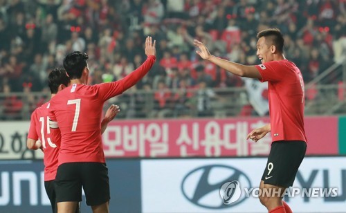 헤딩골 넣은 김신욱, 손흥민과 하이파이브