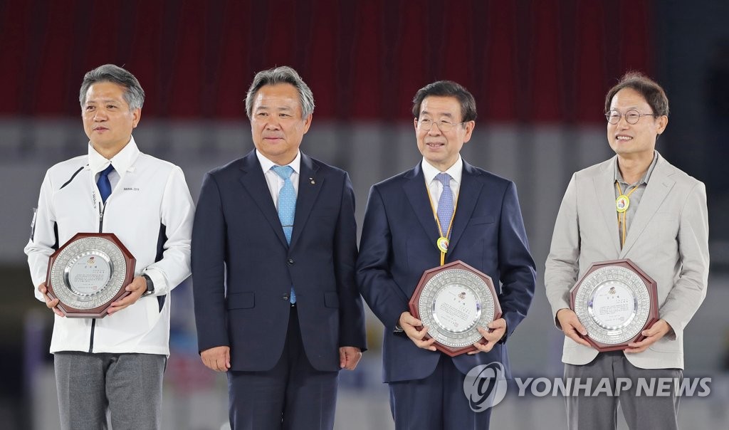 공로패 받은 박원순, 조희연, 신원철