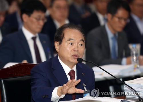 답변하는 오거돈 부산시장