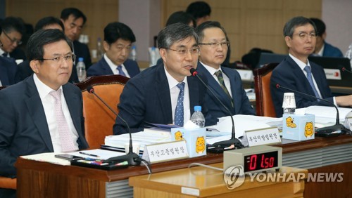 질의에 답변하는 정용달 부산지방법원장