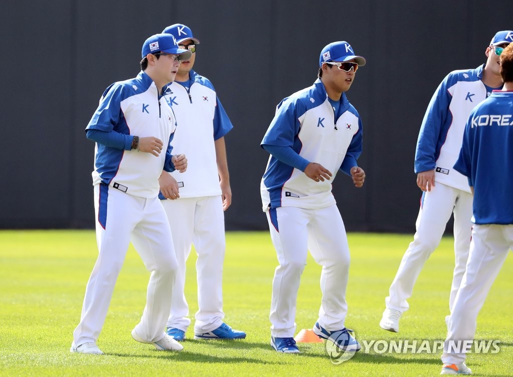 Members of the South Korean national baseball team warm up before their practice ahead of the Premier12 tournament at KT Wiz Park in Suwon, 45 kilometers south of Seoul, on Oct. 11, 2019. (Yonhap)