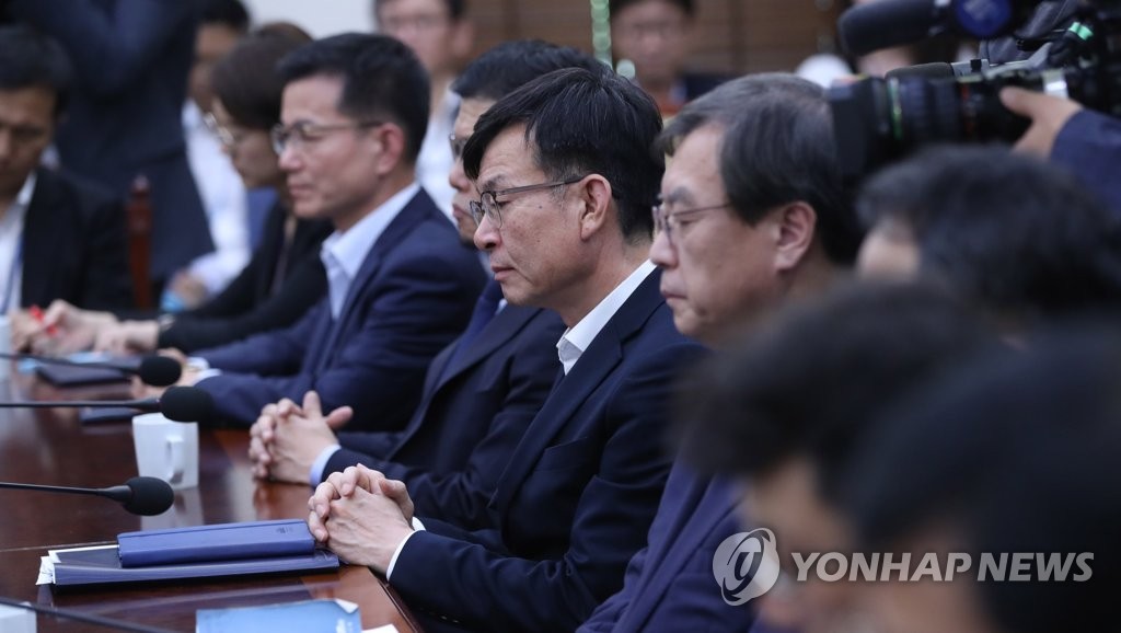 대통령 발언 듣는 비서실