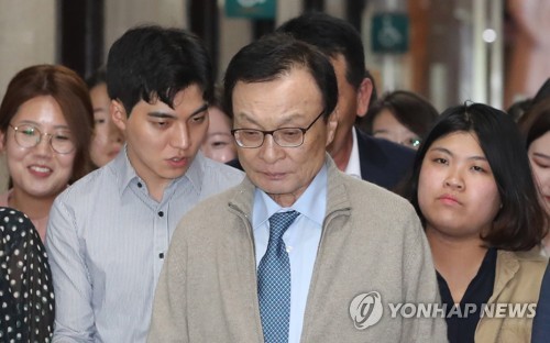 기자 질문 받으며 이동하는 이해찬 대표