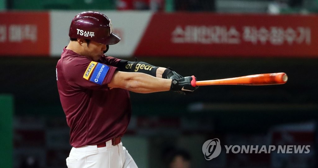 Kim Ha-seong of the Kiwoom Heroes hits an RBI double against the SK Wyverns in the top of the 11th inning of Game 1 of the second round Korea Baseball Organization (KBO) playoff series at SK Happy Dream Park in Incheon, 40 kilometers west of Seoul, on Oct. 14, 2019. (Yonhap)