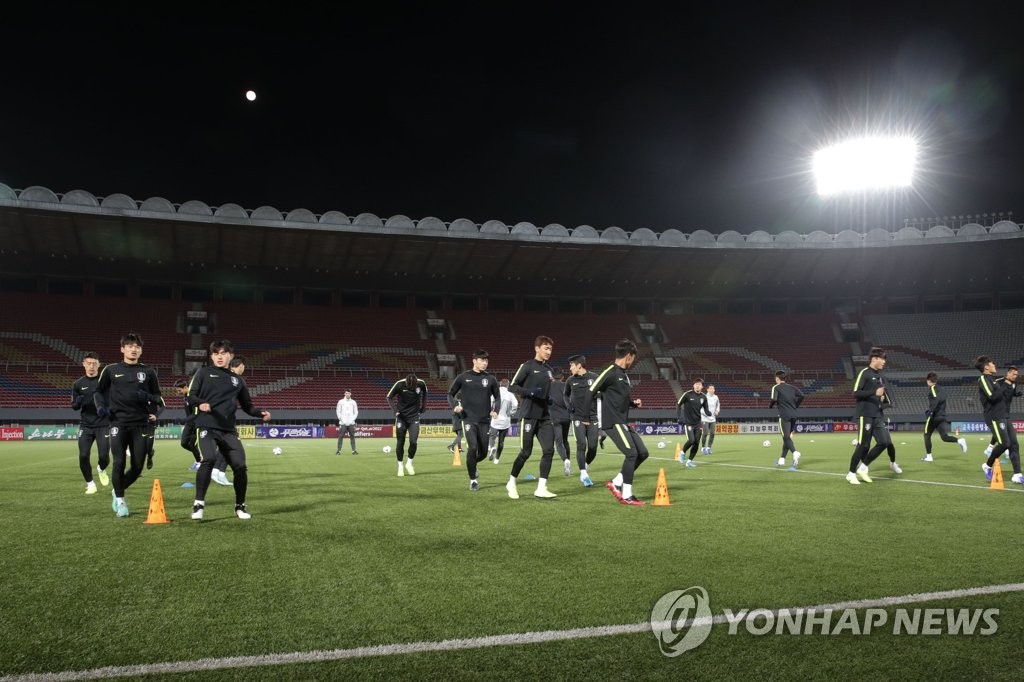 South Korean men's national football team players train at Kim Il-sung Stadium in Pyongyang on Oct. 14, 2019, the eve of a World Cup Qualifier against North Korea, in this photo provided by the Korea Football Association the next day. (PHOTO NOT FOR SALE) (Yonhap)