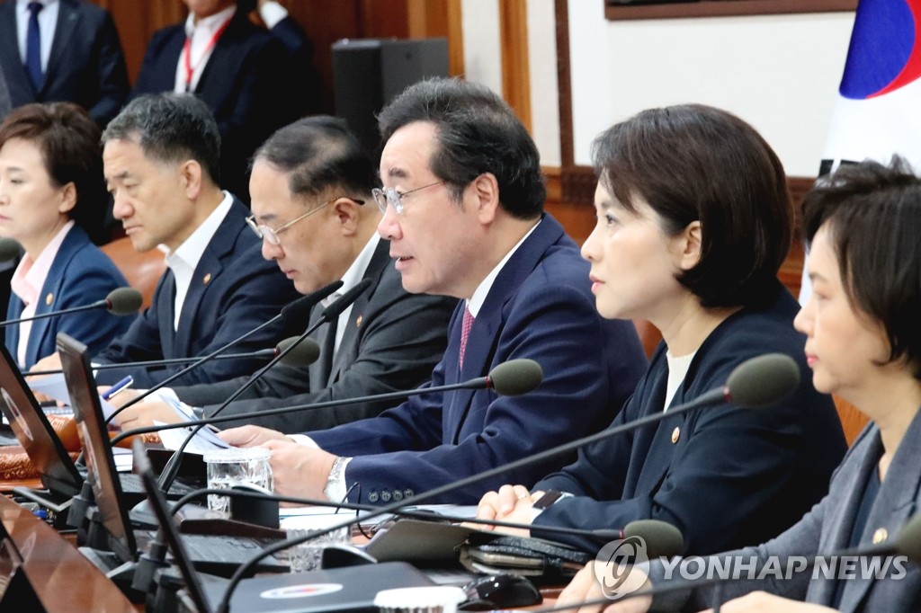 국무회의서 발언하는 이낙연 총리